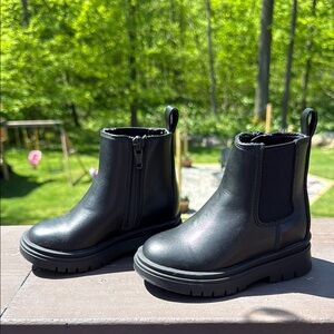 Stylish Black Chelsea Boots with Side Zipper